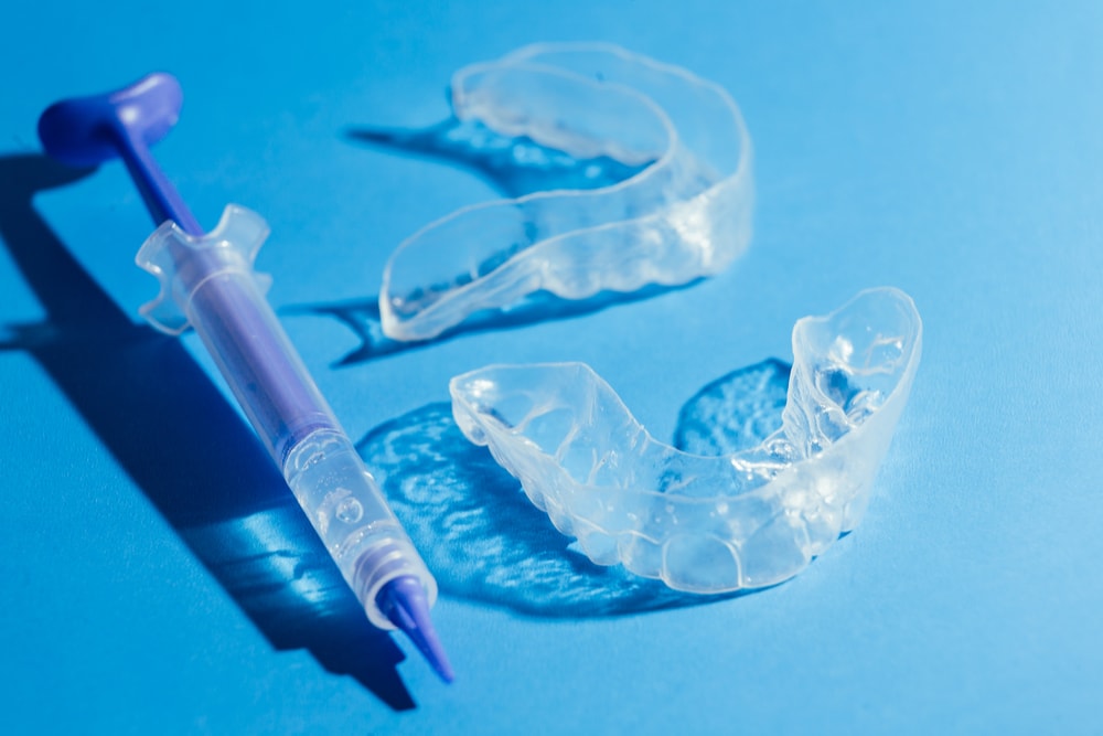 Dental whitening trays and gel for home use